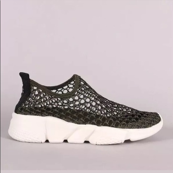 Mesh Walking Shoe/ size 8 (feels like size 8.5) - Picture 2 of 6